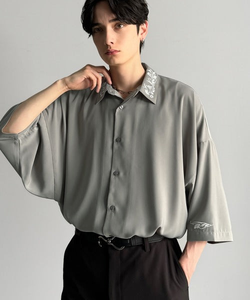「雰囲気アガる。」衿刺繍ドレープドルマンシャツ／Embroidered Collar Draped Dolman Shirt co1010004