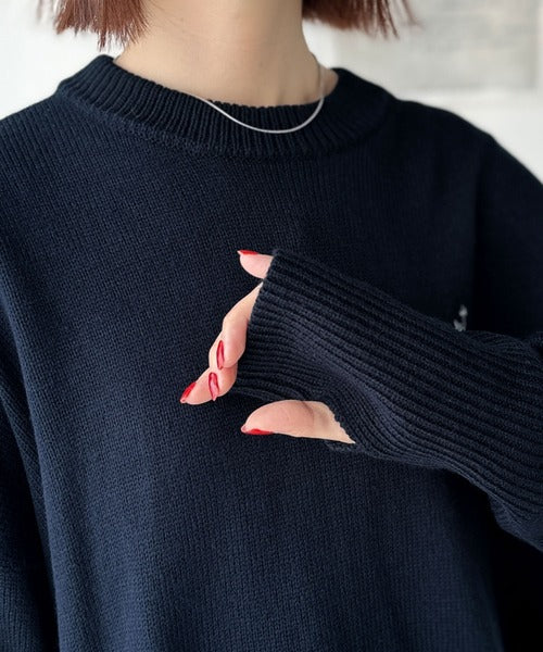 さらり抜け感ある着こなしが叶う。胸刺繍サムホール付きシンプルニット ce1050309