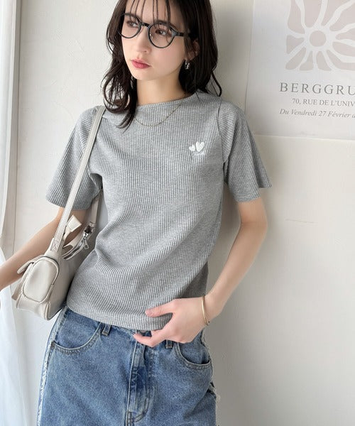 胸元にキュン。ハートサガラ刺繍テレコリブ素材ボートネックTシャツ（半袖） ce1330019