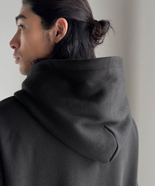 【Classical Origin】「フードの存在感。」裏起毛ロゴ＆スタッズ使いプルパーカー／Brushed Lining Logo＆Stud Accents Pullover Hoodie co1150071