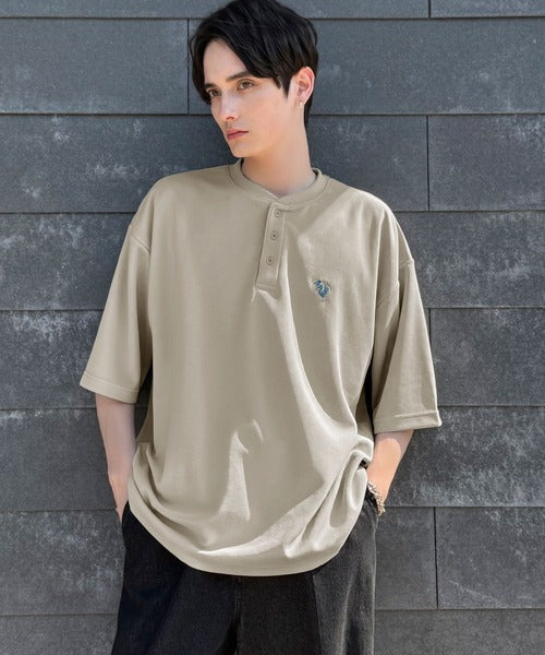 「大人びた遊び心。」刺繍入りハイクオリティダブルフェイス素材バンドカラーポロシャツ／Embroidered High-Quality Double Face Band Collar Polo co1150027