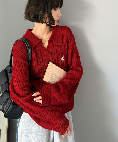 ”品よく華やぐ”。大人のマストバイニット。胸刺繍ケーブル編みポロ襟スキッパーニット ce1050308