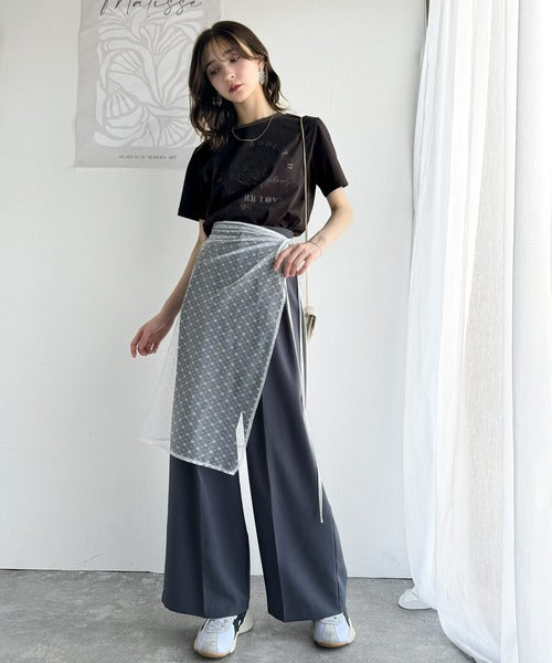 トレンドのディテールが魅力。シルケットフラワーカーブロゴリンガー半袖Tシャツ ce1020196