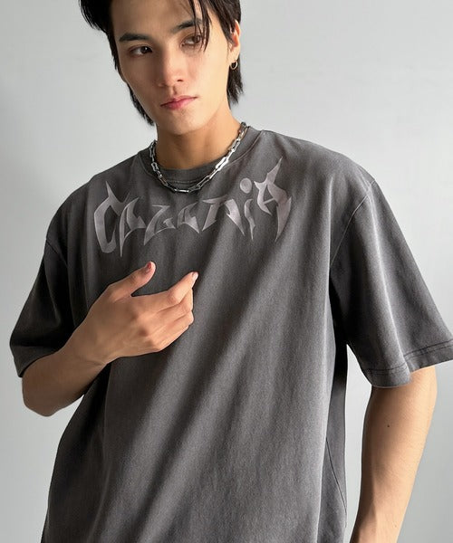 「1着でキマる。」ピグメント加工マットグラフィック柄Tシャツ / Pigment-Washed Matte Graphic T-Shirt co1150028