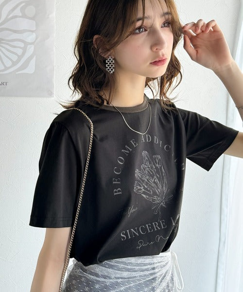 トレンドのディテールが魅力。シルケットフラワーカーブロゴリンガー半袖Tシャツ ce1020196