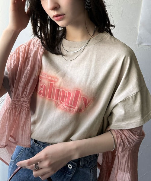 1枚で着映える。平和グラフィックスプレー風ロゴ半袖Tシャツ(オーバーサイズ） ce1050270