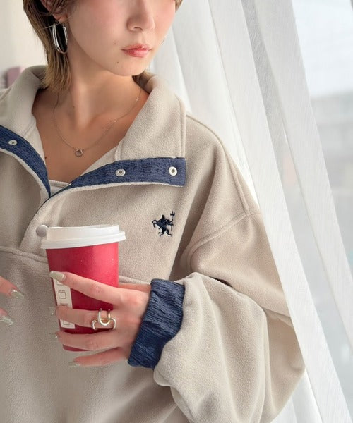 《JaVa ジャバコラボ》暖かさも、お洒落感も、欲張りに。胸刺繍ジャガード切り替えハーフボタンフリースプルオーバー jv1010674