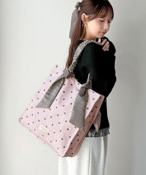 【mily bilet】こんなの待ってた！毎日のお供にも、推し活にも♪ドット柄サテンシュシュハンドルトート mi1079003