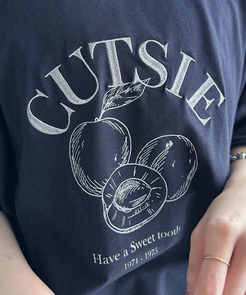 毎日のスタイルを楽しく彩る。前後2way裾ドロストフルーツグラフィックTシャツ ce1050269