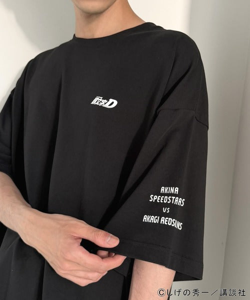 《頭文字D × JaVaコラボ》藤原拓海 vs 高橋兄弟 秋名バトルシーン グラフィック 半袖Tシャツ 【接触冷感・UVカット機能付き素材】 jo1150092