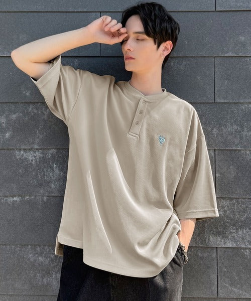 「大人びた遊び心。」刺繍入りハイクオリティダブルフェイス素材バンドカラーポロシャツ／Embroidered High-Quality Double Face Band Collar Polo co1150027