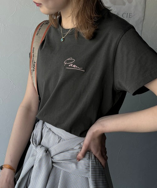 【sustaina+】こなれ感たっぷり。オーガニックコットン100％胸元PAEAN刺繍Tシャツ(半袖) ce1260401