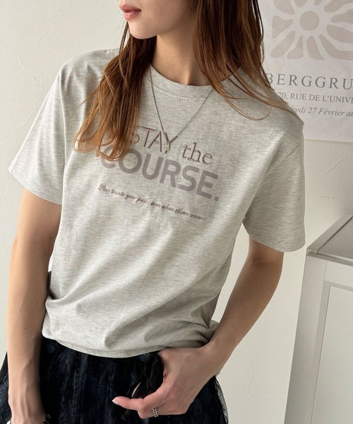 【sustaina+】シンプルなのに格上げ感抜群。オーガニックコットン100%前後2wayロゴ刺繍＆フロッキーTシャツ(半袖) ce1260399