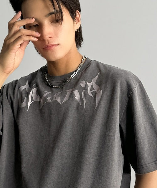 「1着でキマる。」ピグメント加工マットグラフィック柄Tシャツ / Pigment-Washed Matte Graphic T-Shirt co1150028