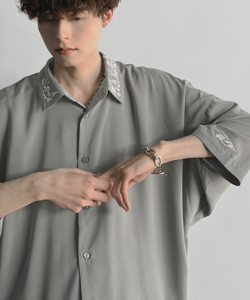 「雰囲気アガる。」衿刺繍ドレープドルマンシャツ／Embroidered Collar Draped Dolman Shirt co1010004