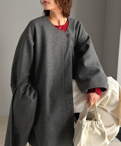 【Classical Evon】大人の品格ある装い。羽織るだけで「こなれた私の完成」ケープ付きフレアシルエットノーカラーメルトンコート（ミドル丈） ev1265088