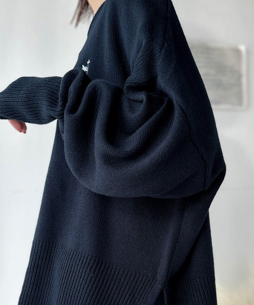 さらり抜け感ある着こなしが叶う。胸刺繍サムホール付きシンプルニット ce1050309
