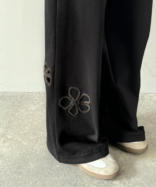 大人の遊び心が光る。フラワーサガラ刺繍くり抜き裏毛スウェットワイドパンツ ce1260424