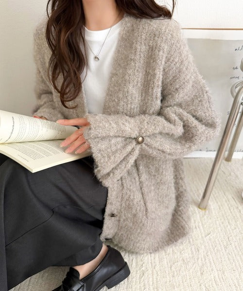 袖まで可愛い、ゆるっと愛されシルエット。キャンディスリーブ袖ボタンブークレーカーディガン ce1410020