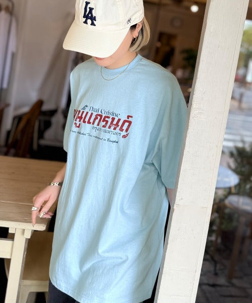 《JaVaジャバコラボ》お洒落見え確定。綿100％タイ料理メニュー風プリントルーズフィットTシャツ(オーバーサイズ) jv1029127
