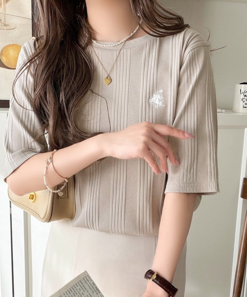品よく、すっと、毎日に馴染む。オーガニックコットンランダムリブ胸元刺繍Tシャツ（半袖） ce1260538