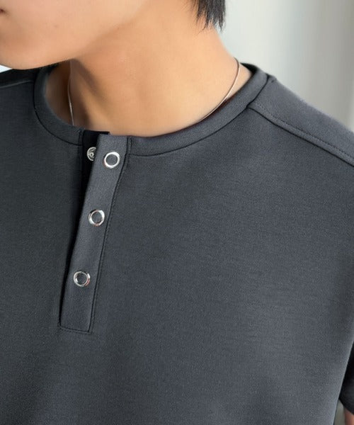 【接触冷感機能付き】肩切り替えショート丈ダンボール素材ヘンリーネックTシャツ／Shoulder Panel Cropped Double-Knit Henley T-Shirt co1010056