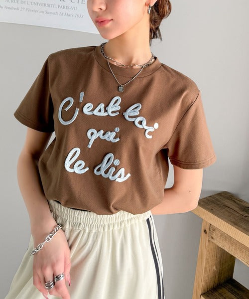 【mily bilet】着るだけでオシャレ感！ロゴプレート付きカラーフレンチコード刺繍Tシャツ(半袖) mi1329015