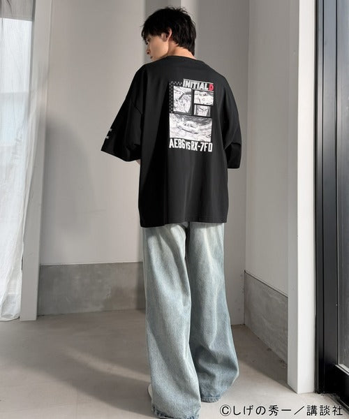 《頭文字D × JaVaコラボ》藤原拓海 vs 高橋兄弟 秋名バトルシーン グラフィック 半袖Tシャツ 【接触冷感・UVカット機能付き素材】 jo1150092