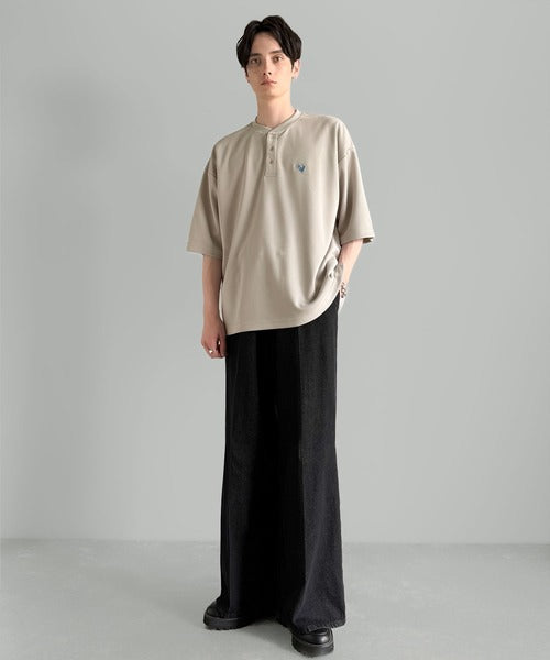 「大人びた遊び心。」刺繍入りハイクオリティダブルフェイス素材バンドカラーポロシャツ／Embroidered High-Quality Double Face Band Collar Polo co1150027