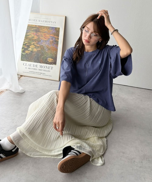 さらり着やすく、ほどよくキュート。なんでもない日にひとさじの甘さを。綿100％胸刺繍ピグメント袖フリルT ce1020330