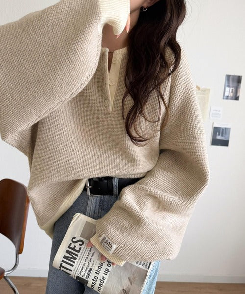 《JaVaジャバコラボ》ふっくら、袖たっぽり。ワッフル編みヘンリーネックオーバーサイズ配色ニット jv1350022