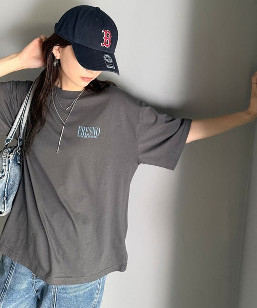 纏うだけで、洒落感アップデート◎綿100％ニュースペーパーロゴプリントオーバーサイズTシャツ ce1330046