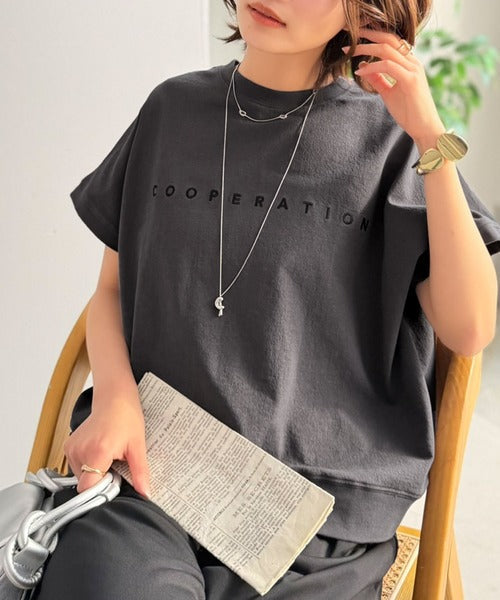 《JaVaジャバコラボ》【イージーケア機能付き】洗練されたミニマルロゴで上品見せ。 刺繍ロゴ フレンチスリーブTシャツ jv1020337