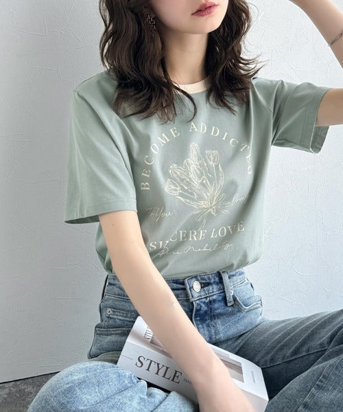 トレンドのディテールが魅力。シルケットフラワーカーブロゴリンガー半袖Tシャツ ce1020196