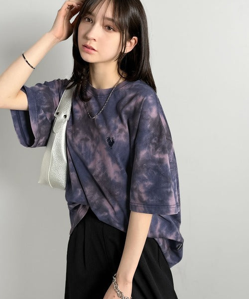 「視線を独り占め。」タイダイ染め刺繍入りオーバーサイズTシャツ／Tie-Dye Embroidered Oversize T-Shirt co1150031