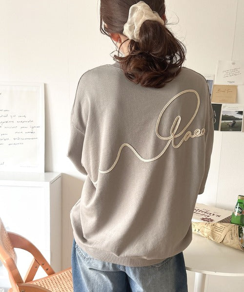 立体感のある刺繍がトレンドムード。paeanバック ウェーブコード刺繍 BIG刺繍 オーバーサイズ スウェット トップス ce1260418