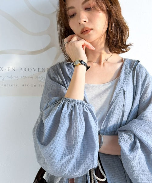 ほんのり透けるシアー素材がつくる、春夏の抜け感ブラウス。ドロストリボンオープンブラウス ce1070210