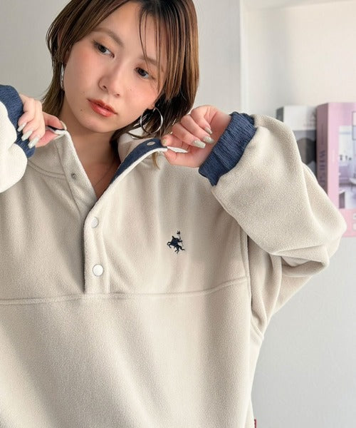 《JaVa ジャバコラボ》暖かさも、お洒落感も、欲張りに。胸刺繍ジャガード切り替えハーフボタンフリースプルオーバー jv1010674