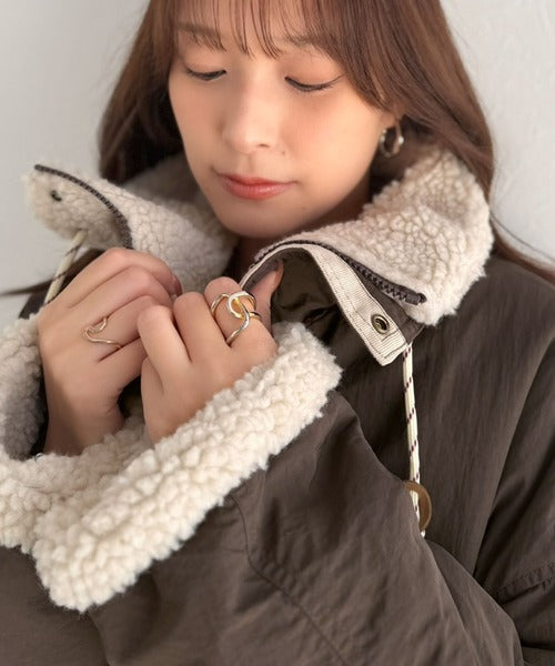 《JaVaジャバコラボ》ふわもこに、ひとクセ。パーツが際立つ異素材コンビ。ボア×ナイロンハイネックジャケット jv1240136
