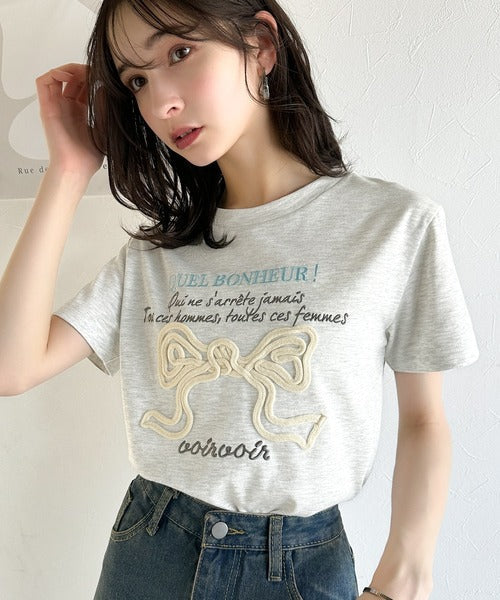 【mily bilet】華やか大人ガーリー。リボンコード刺繍プレートデザインTシャツ mi1329025