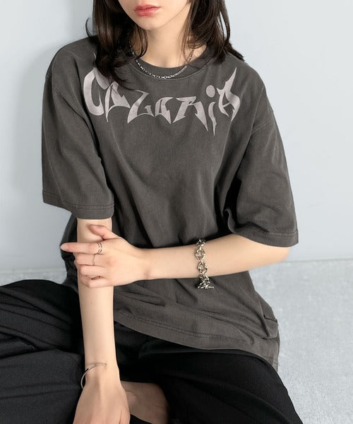 「1着でキマる。」ピグメント加工マットグラフィック柄Tシャツ / Pigment-Washed Matte Graphic T-Shirt co1150028