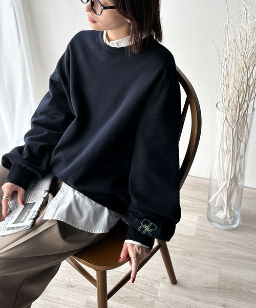 袖先のさりげない刺繍がアクセント。サインロゴ刺繍裏起毛スウェット ce1260464