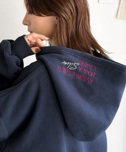 ふわっとあったか、秋冬の“欲しい”をぎゅっと♪刺繍デザインスキッパー衿フリースパーカー ce1020395