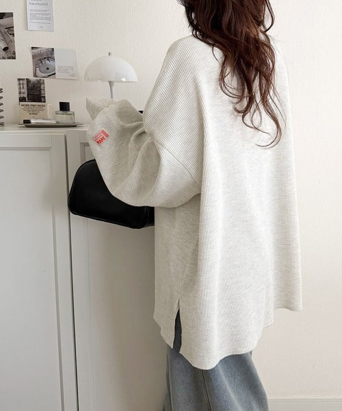 《JaVaジャバコラボ》ラフなのに、ほんのり甘い。ワッフルフリルヘンリーネックトップス（オーバーサイズ） jv1020409