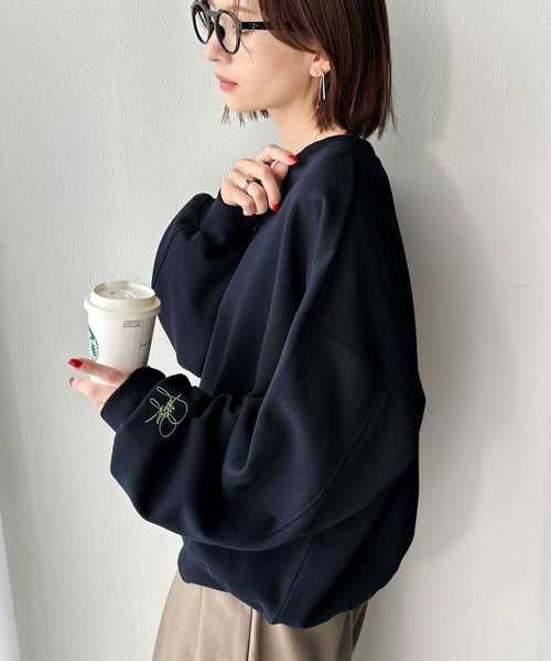 袖先のさりげない刺繍がアクセント。サインロゴ刺繍裏起毛スウェット ce1260464