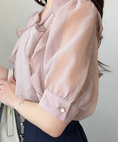 【mily bilet】一枚で主役級の存在感。女性らしさを引き立てるシアーブラウス。シアーフリルボウタイリボンブラウス(5分袖) mi1019153