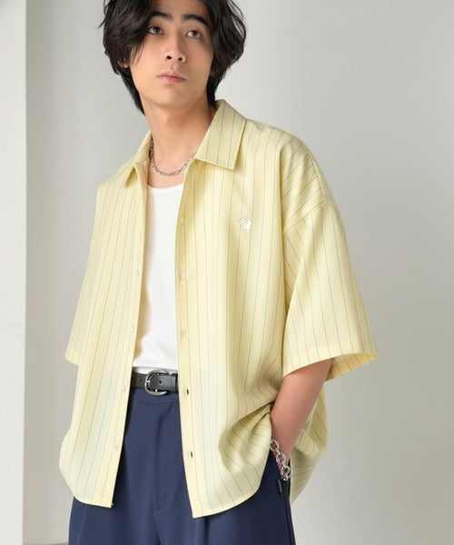 《JaVaジャバコラボ》羽織りとしても重宝する、汎用性の高さが魅力！刺繍入り ヘリンボーン織ストライプ柄 オーバーサイズ半袖シャツ jo1010044
