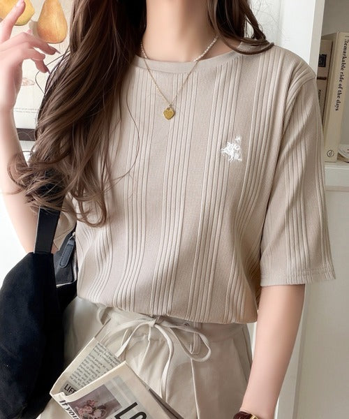 品よく、すっと、毎日に馴染む。オーガニックコットンランダムリブ胸元刺繍Tシャツ（半袖） ce1260538