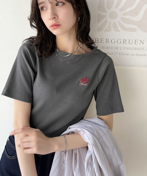 胸元にキュン。ハートサガラ刺繍テレコリブ素材ボートネックTシャツ（半袖） ce1330019