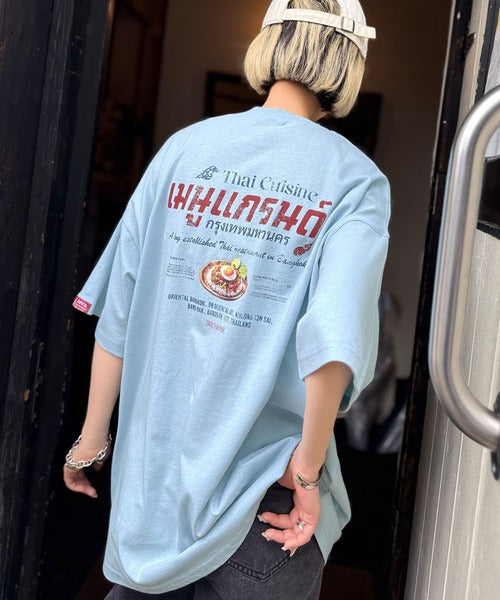 《JaVaジャバコラボ》お洒落見え確定。綿100％タイ料理メニュー風プリントルーズフィットTシャツ(オーバーサイズ) jv1029127